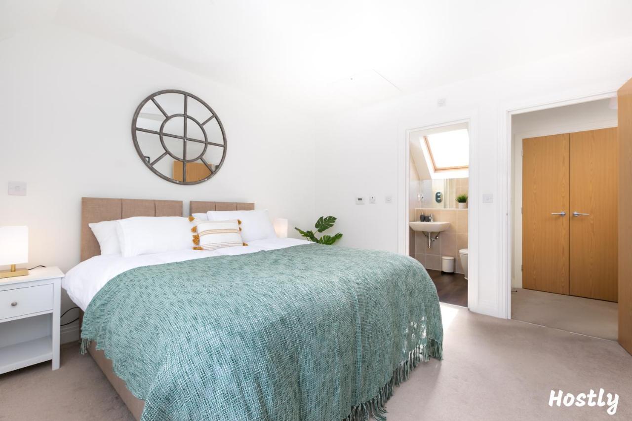 Albatross House - Comfy Home With Parking Slough Esterno foto