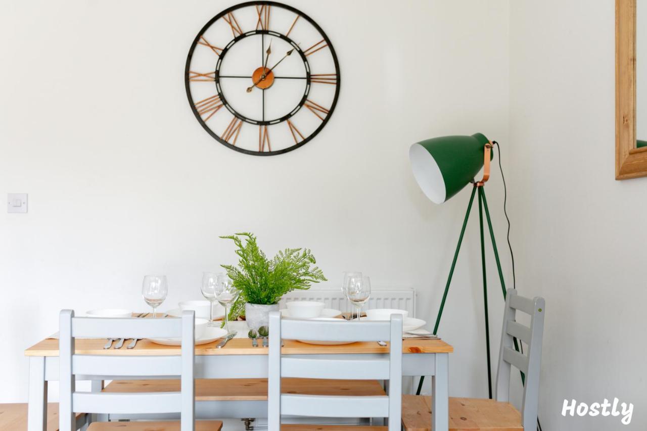 Albatross House - Comfy Home With Parking Slough Esterno foto