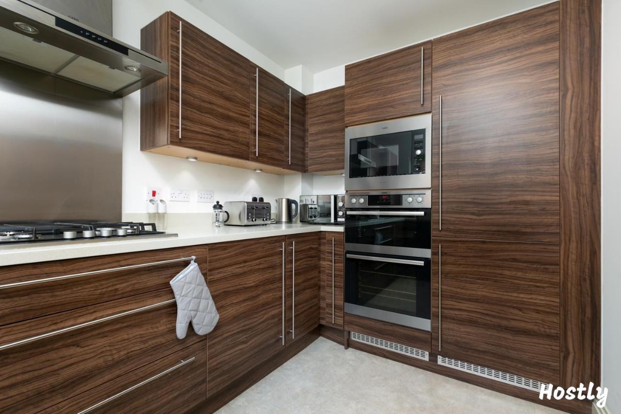 Albatross House - Comfy Home With Parking Slough Esterno foto