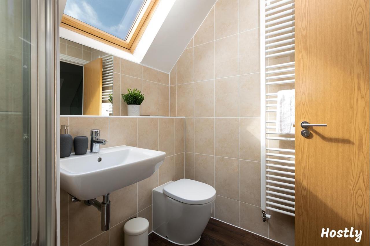Albatross House - Comfy Home With Parking Slough Esterno foto