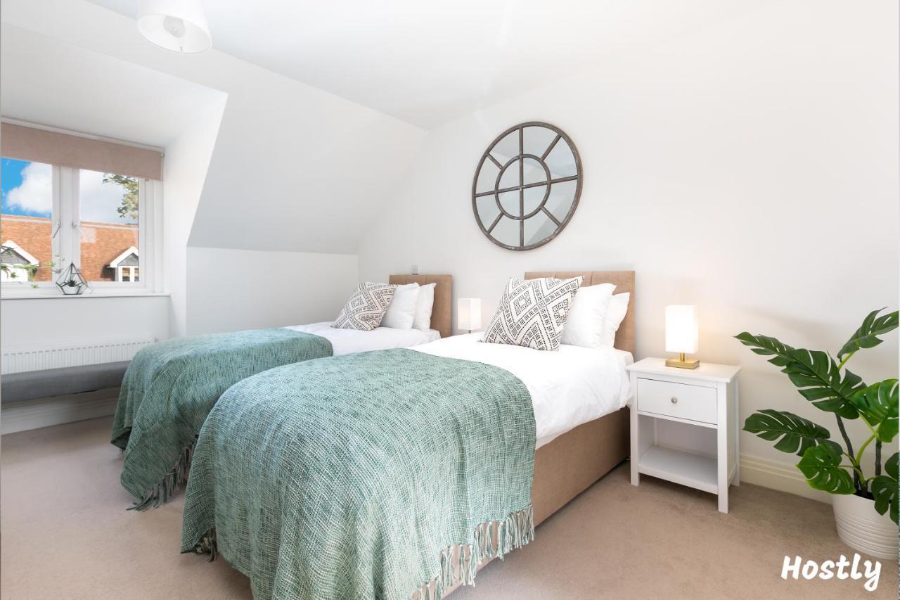 Albatross House - Comfy Home With Parking Slough Esterno foto