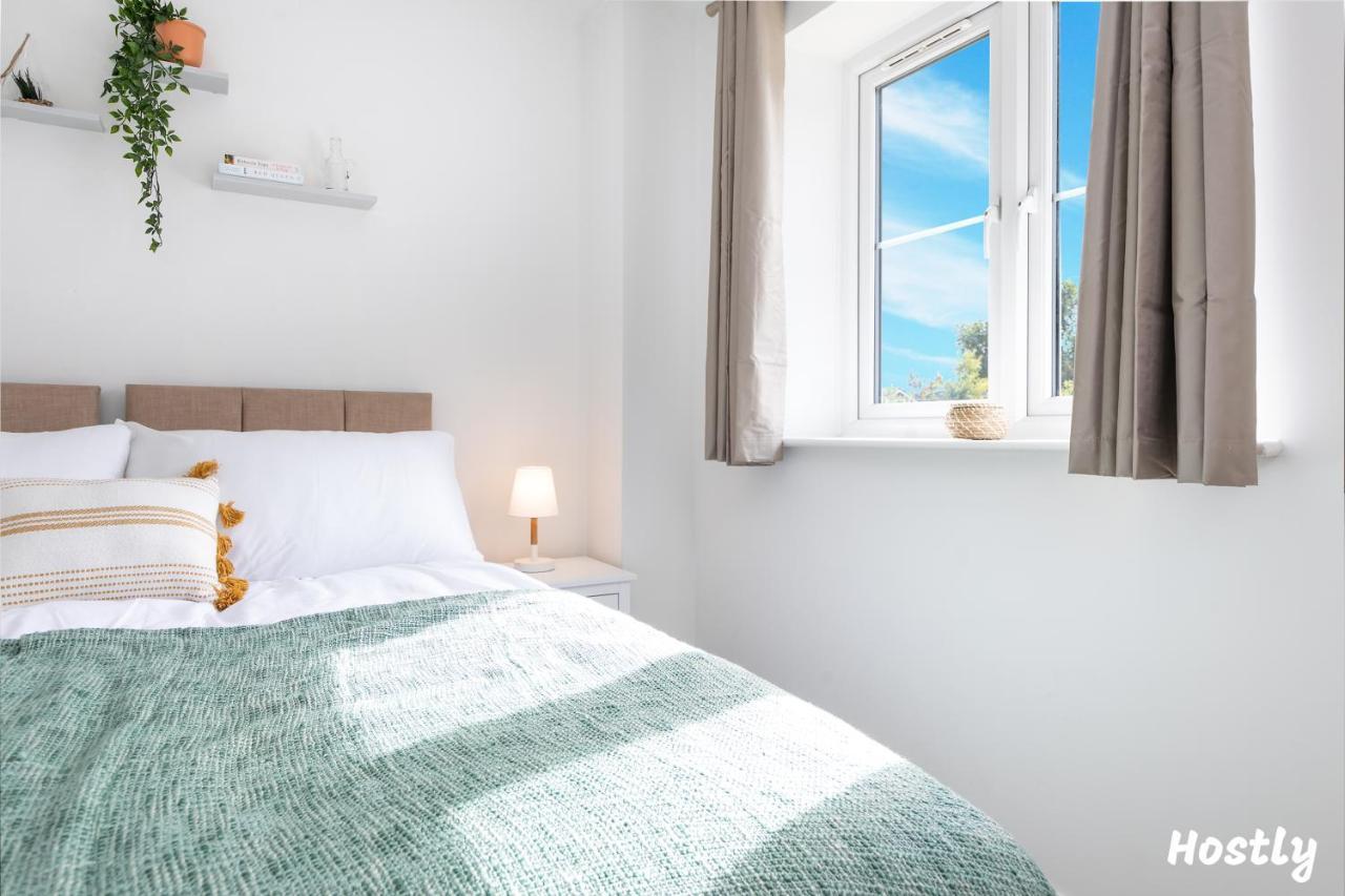 Albatross House - Comfy Home With Parking Slough Esterno foto