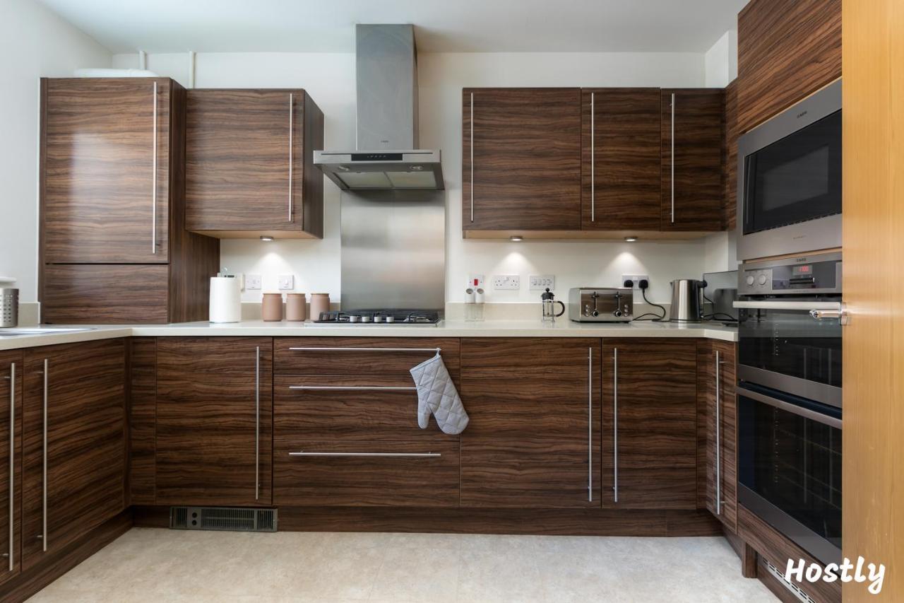 Albatross House - Comfy Home With Parking Slough Esterno foto