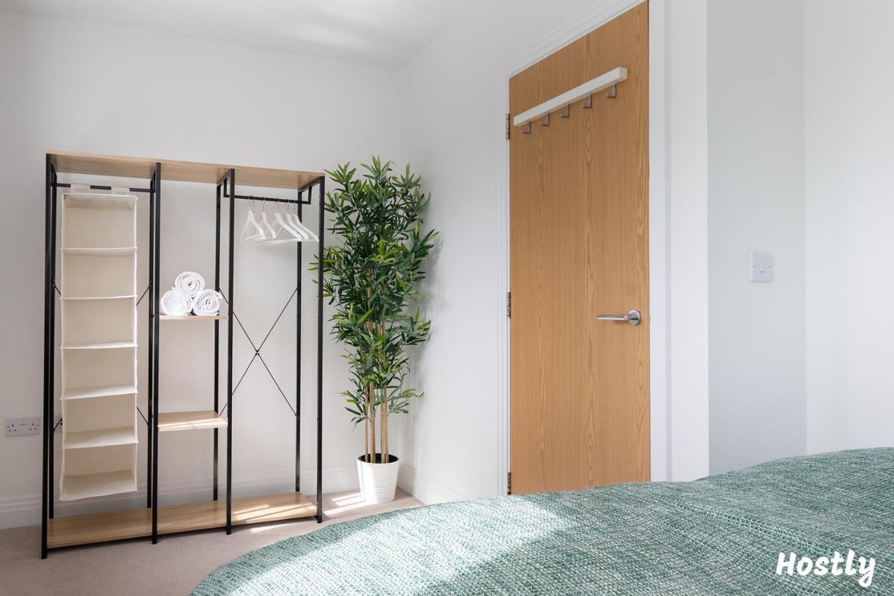 Albatross House - Comfy Home With Parking Slough Esterno foto