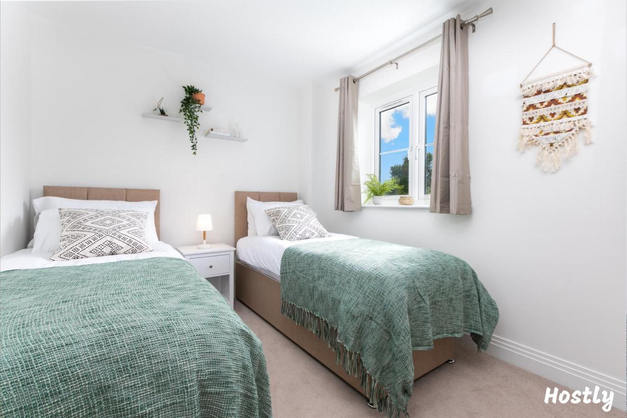 Albatross House - Comfy Home With Parking Slough Esterno foto